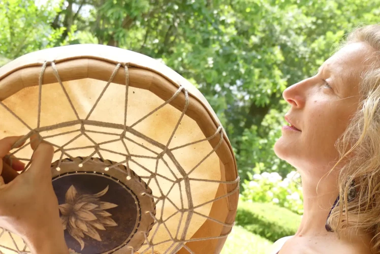 Tambour chamanique dans la salle de détente et de bien-être Tambour chamanique dans la salle de détente et de bien-être